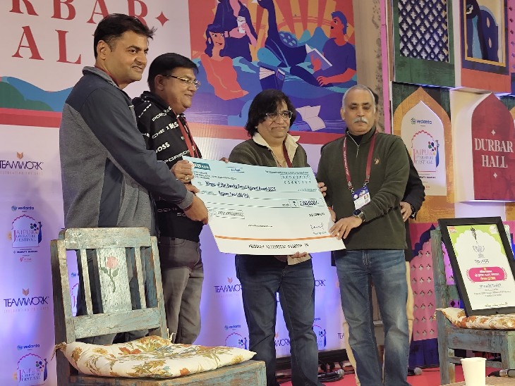 ਗੀਤਕਾਰ ਅਤੇ ਪਲੇਅਬੈਕ ਗਾਇਕਾ ਸਵਾਨੰਦ ਕਿਰਨਡ ਕਿਰਨਕ ਕ੍ਰੈਕ ਅਵਾਰਡ ਦੇ ਰੂਪ ਵਿੱਚ 2 ਲੱਖ ਦੀ ਜਾਂਚ ਦਿੱਤੀ ਗਈ ਸੀ. ਰਾਜ ਸੰਪਾਦਕ ਮੁਕੇਸ਼ ਮਥੁਰ, ਕਾਰੋਬਾਰ ਦੇ ਸੰਪਾਦਕ ਸ਼ਾਕਸ਼ ਮਥੁਰ, ਦਾ ਸੰਪਾਦਕ ਅਬਿਸ਼ਕ ਸ੍ਰੀਵਾਸਤਵਾ ਇਸ ਪੜਾਅ 'ਤੇ ਮੌਜੂਦ ਸਨ.