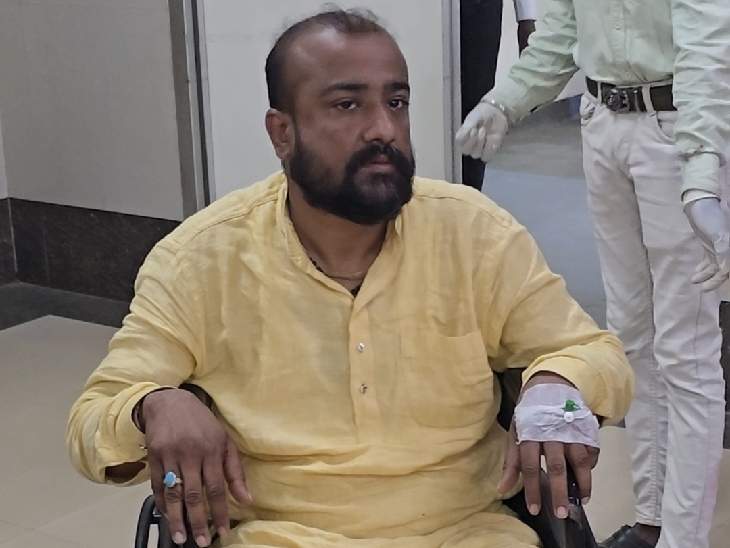 मौके पर मौजूद लोगों ने मेयर प्रत्याशी को अस्पताल पहुंचाया, जहां उनका इलाज जारी है।