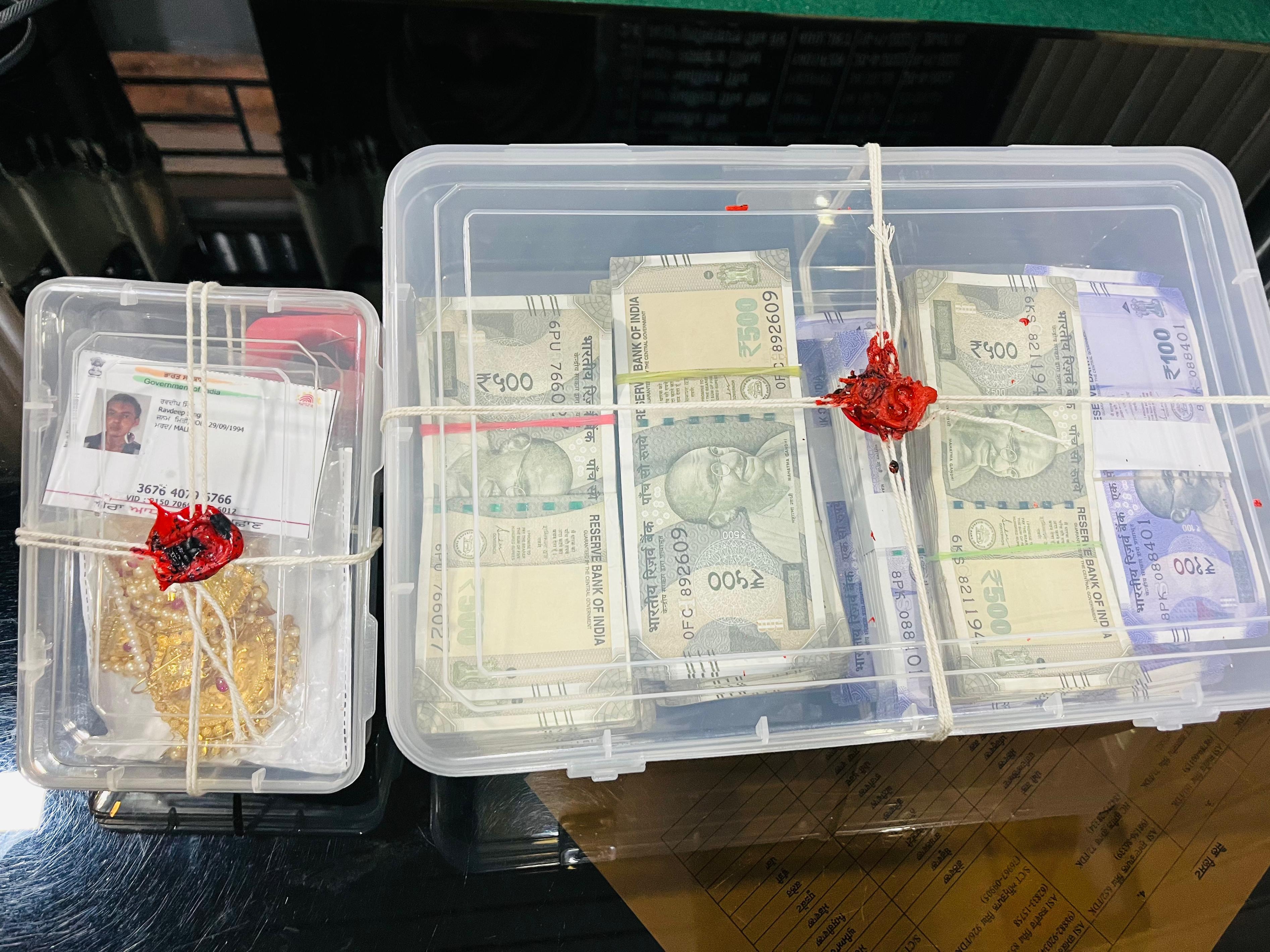 ਗ੍ਰਿਫਤਾਰ ਕੀਤੇ ਗਏ ਦੋਸ਼ੀ ਤੋਂ ਨਕਦ ਅਤੇ ਗਹਿਣਿਆਂ ਨੂੰ ਠੀਕ ਕੀਤਾ ਗਿਆ