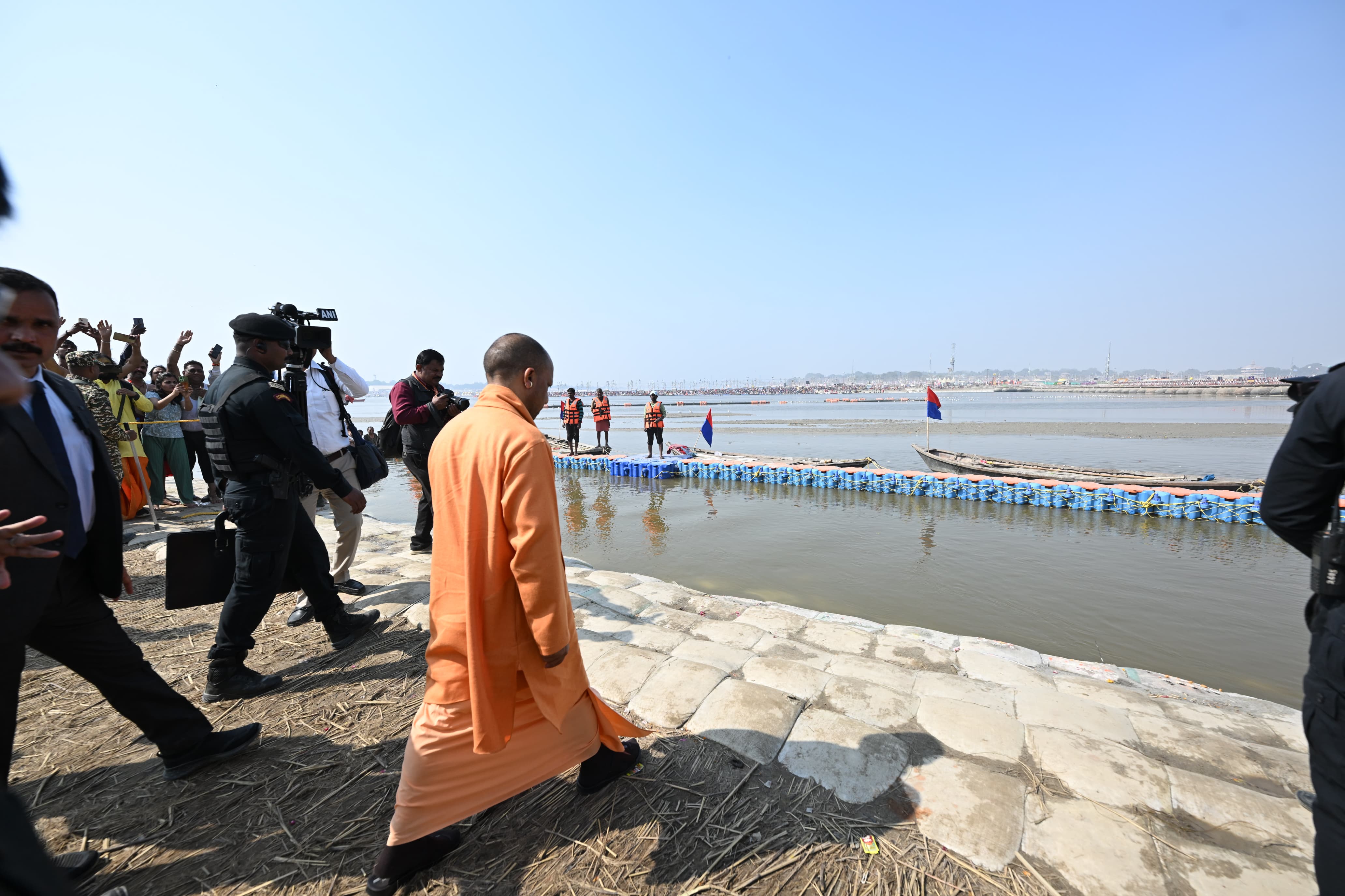 बसंत पंचमी पर अमृत स्नान की तैयारियों को देखने संगम नोज पर पहुंचे सीएम।