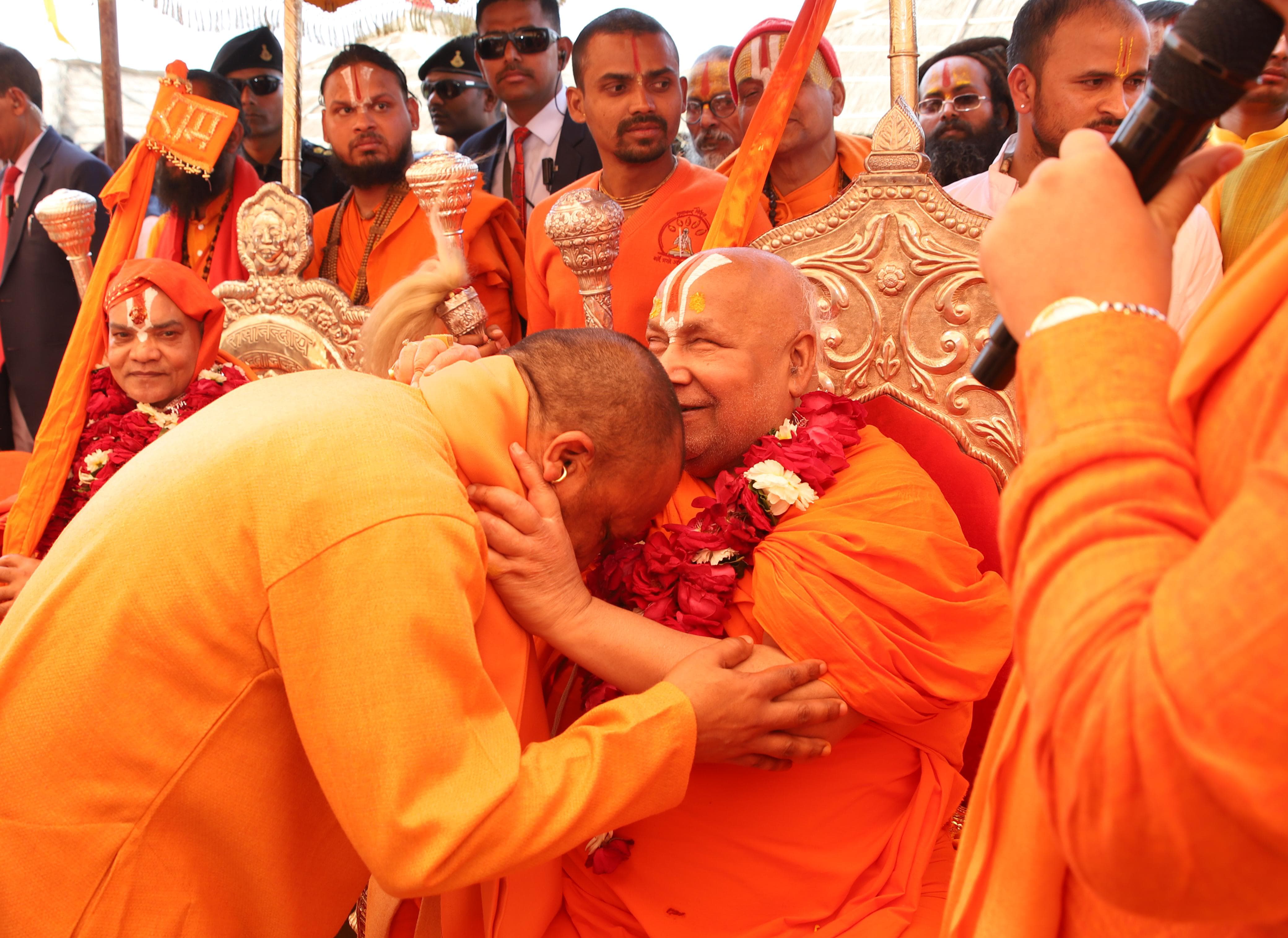 तुलसी पीठाधीश्वर रामभद्राचार्य से आशीर्वाद लेते मुख्यमंत्री।