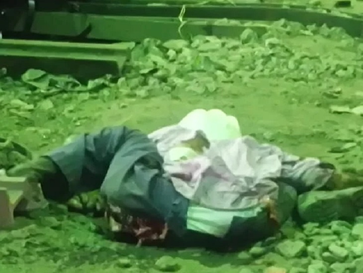 दुर्घटना स्थल पर पड़ा शव