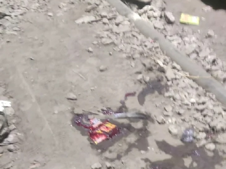 दुर्घटना स्थल पर पड़ा मृतक का खून