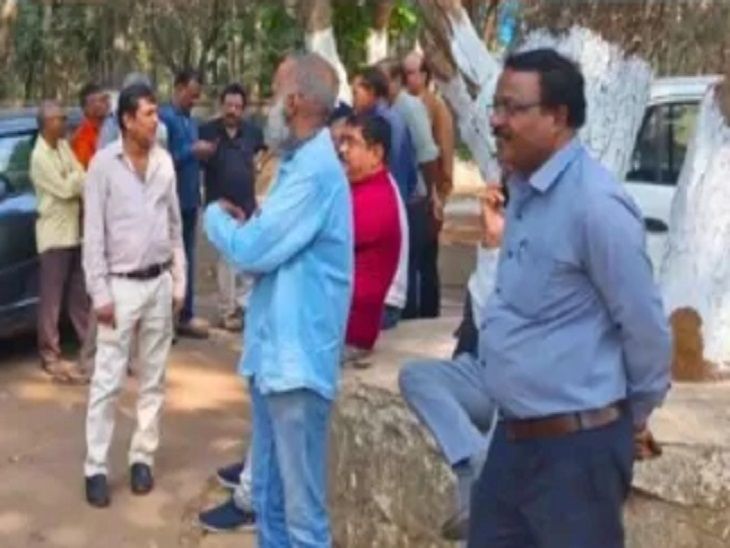 पीएम के दौरान मरचुरी पहुंचे यूनियन नेता और परिजन - Dainik Bhaskar