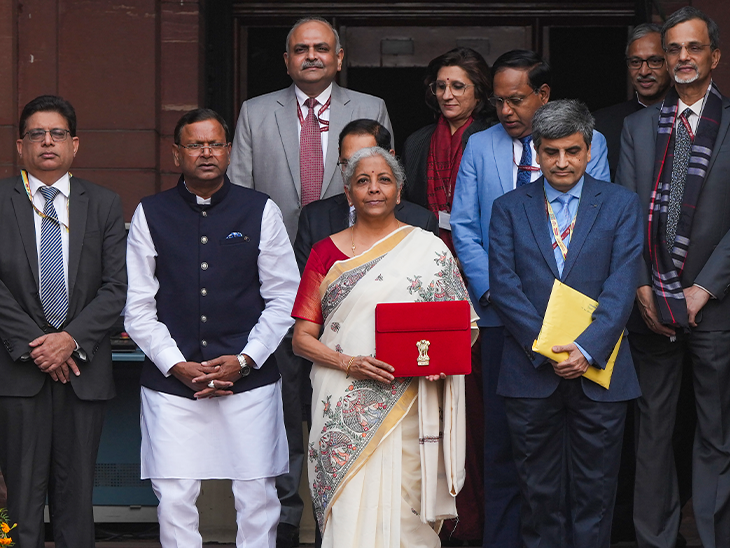 ਵਿੱਤ ਮੰਤਰਾਲੇ ਤੋਂ ਬਾਹਰ ਆਪਣੀ ਟੀਮ ਨਾਲ ਨਿਰਮਲਾ ਸੀਤਾਰਮਨ.