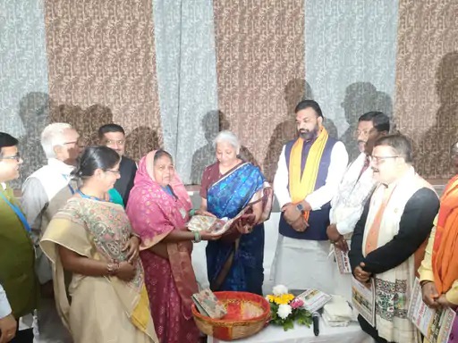 ਡੂਲੂਲੀ ਦੇਵੀ ਨੇ ਦੋ ਮਹੀਨੇ ਪਹਿਲਾਂ ਵਿੱਤ ਮੰਤਰੀ ਨੂੰ ਉਹੀ ਸਰੀ ਦਿੱਤੀ ਸੀ.