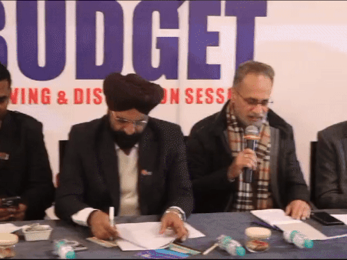 लुधियाना के उद्यमी होटल पार्क में जानकारी देते हुए। - Dainik Bhaskar