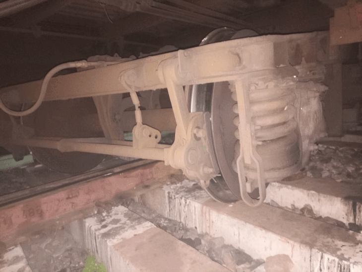 पटरी से डीरेल हुई डीएमयू गाड़ी। - Dainik Bhaskar