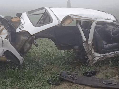 घटनास्थल पर पड़ी क्षतिग्रस्त कार - Dainik Bhaskar