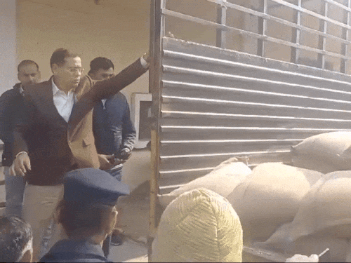 मंत्री ने ट्रक पर चढ़कर बोरिया चेक कीं तो वे गीली थीं। डिपो होल्डर शिकायत कर रहे थे।