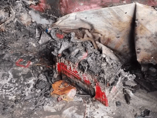 दुकान में रखा सारा सामान जल गया। - Dainik Bhaskar