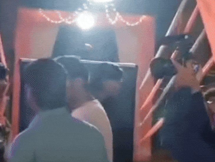 एसडीएम अर्चना शर्मा मौके पर कार्रवाई करते हुए।