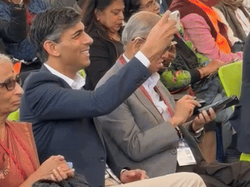 ਬ੍ਰਿਟਿਸ਼ ਪ੍ਰਧਾਨਮੰਤਰੀ ਰਿਸ਼ੀ ਸੁਨਖ਼ਤਾ ਸੁਧਾ ਮੂਡ-ਅਕਸ਼ੂ ਮੂਰਤ ਦੀ ਫੋਟੋ ਨੂੰ ਕਲਿਕ ਕਰਦੇ ਵੇਖੇ ਗਏ.