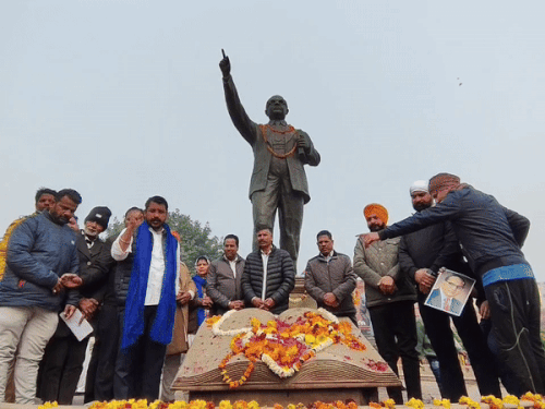 भीम आर्मी प्रमुख, सांसद चंद्रशेखर आज़ाद रावण व समर्थक डॉ. भीम राव अंबेडकर की प्रतिमा पर फूल अर्पित करते हुए। - Dainik Bhaskar