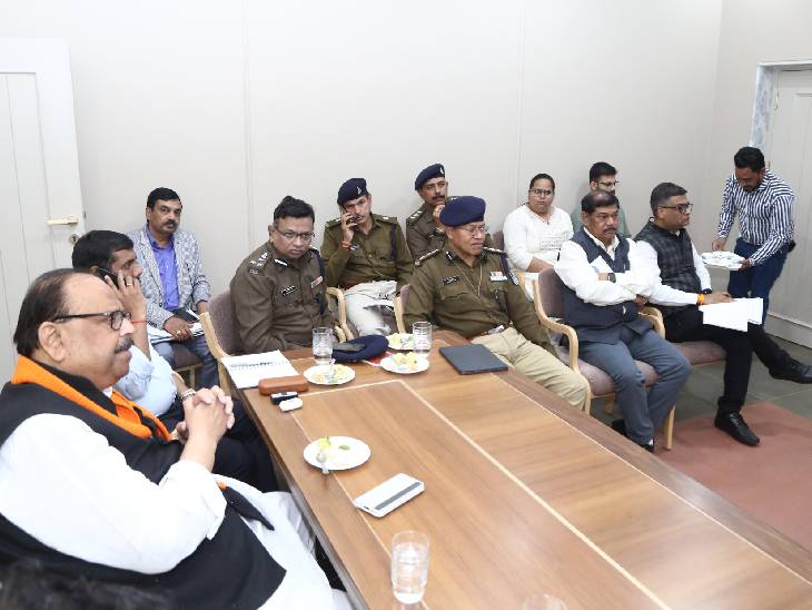 प्रभारी मंत्री चैतन्य काश्यप ने शुक्रवार को बैठक लेकर डीजे-लाउडस्पीकर को लेकर निर्देश दिए थे।
