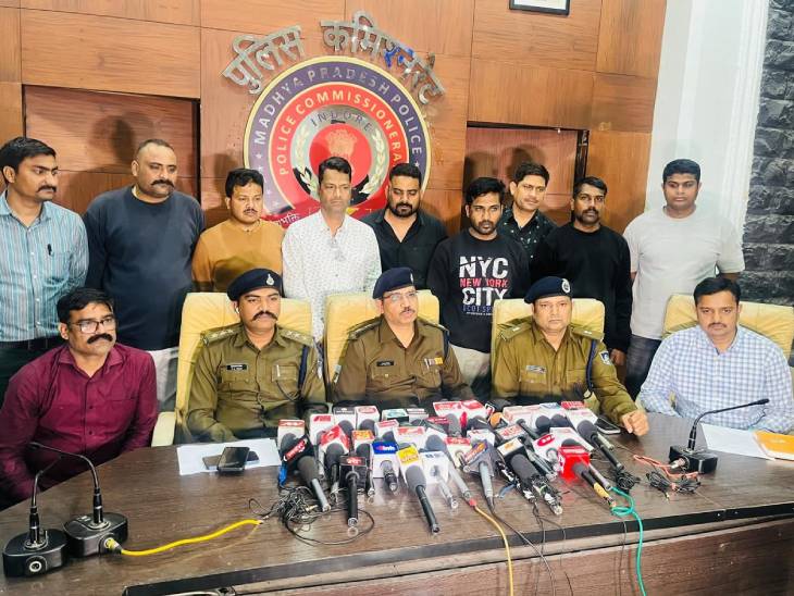 शनिवार को मामले की जानकारी देते क्राइम ब्रांच के अधिकारी।