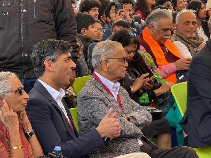 ਸੁਧਾ ਮੂਰਤੀ ਜ਼ਿੰਦਗੀ ਦੇ ਤਜ਼ਰਬਿਆਂ, ਲਿਖਣ ਅਤੇ ਕਦਰਾਂ ਕੀਮਤਾਂ ਬਾਰੇ ਵਿਚਾਰ ਕਰੇਗਾ. ਸੈਸ਼ਨ ਸ਼ੁਰੂ ਹੋਣ ਤੋਂ ਪਹਿਲਾਂ, ਰਿਸ਼ੀ ਸਨਕ ਦੋਵਾਂ ਨੂੰ ਸੌਂਪਦੇ ਵੇਖਿਆ ਸੀ.