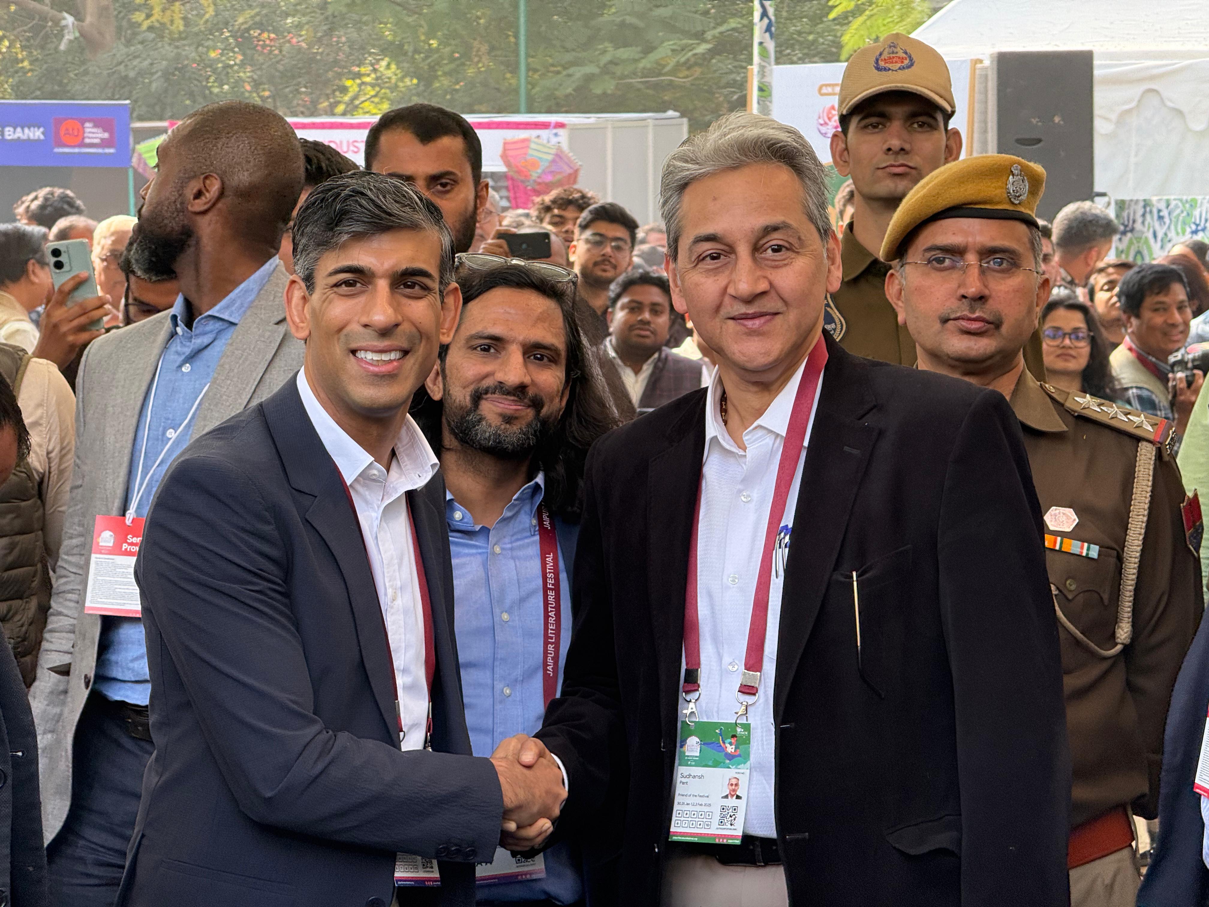 ਰਾਜਸਥਾਨ ਦੇ ਸੀਐਸ ਇੱਕ ਸਮੇਂ ਲਈ ਕੁਝ ਸਮੇਂ ਲਈ ਬੋਲਿਆ ਬ੍ਰਿਟਿਸ਼ ਪ੍ਰਧਾਨਮ ਰਿਸ਼ੀ ਸਨਕ. ਦੋਵੇਂ ਜਾਲਫ ਵਿਖੇ ਫਰੰਟ ਲਾਅਨ ਸੈਸ਼ਨ ਵਿਖੇ ਮਿਲੇ.