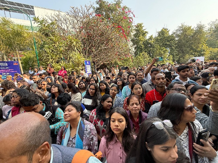 ਹਰ ਏਜਾਰਅਪ ਤੋਂ ਹਰ ਏਜਾਰੌਪ ਤੋਂ ਬਹੁਤ ਸਾਰੇ ਲੋਕ ਸੁਧੀ ਮੂਰਤੀ-ਅਕਸ਼ਤਾ ਮੂਰਘੀ ਦੇ ਸੈਸ਼ਨ ਨੂੰ ਸੁਣਨ ਲਈ ਪਹੁੰਚੇ. ਉਨ੍ਹਾਂ ਵਿਚੋਂ ਕਾਲਜ-ਸਕੂਲ ਦੇ ਵਿਦਿਆਰਥੀ ਵੀ ਵੱਡੀ ਗਿਣਤੀ ਵਿਚ ਸਨ.