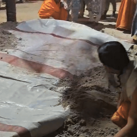 महाकुंभ- जमीन के अंदर मौनी बाबा की साधना, VIDEO: 5 फीट का गड्ढा, ऊपर टीन शेड डालकर मिट्टी डाली 3 मौनी महाराज गुफानुमा गड्ढे में बैठे, ऊपर से टिनशेड लगाकर अच्छे से मिट्टी डाल दी गई। जिससे हवा तक अंदर न जा पाए।