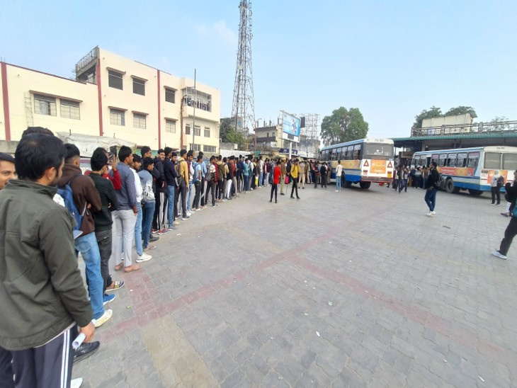 परीक्षा समाप्त होने के बाद, उम्मीदवारों की भीड़ रोडवेज बस स्टैंड पर एकत्र हुई।