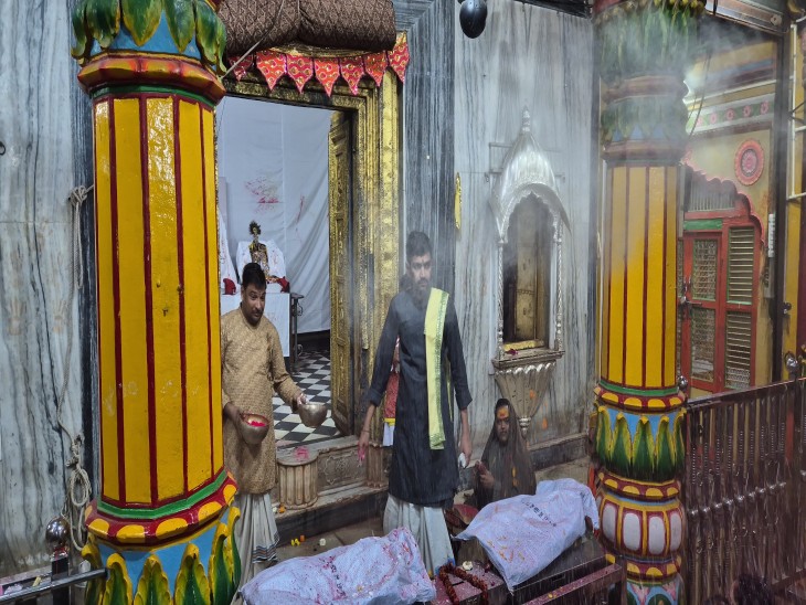 भक्तों पर अबीर गुलाल उड़ाते पुजारी