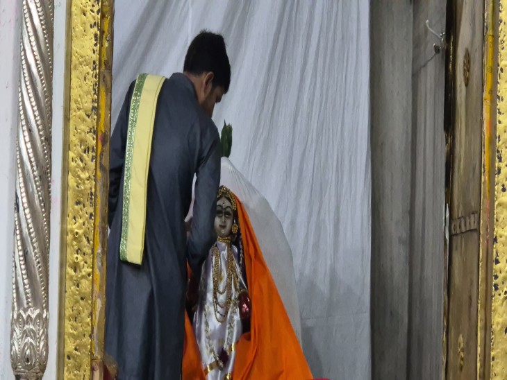 यहां पुजारियों ने भगवान का आकर्षक श्रृंगार किया गया