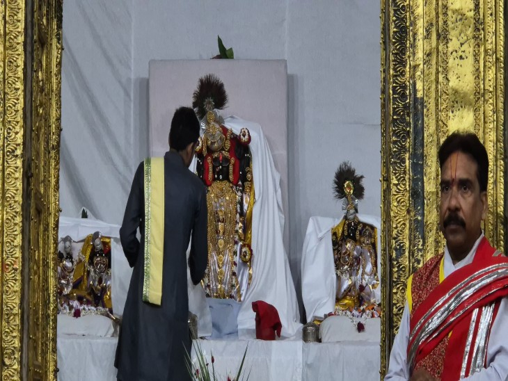 द्वारिकाधीश मंदिर में रविवार को वसंत पंचमी मनाई गई