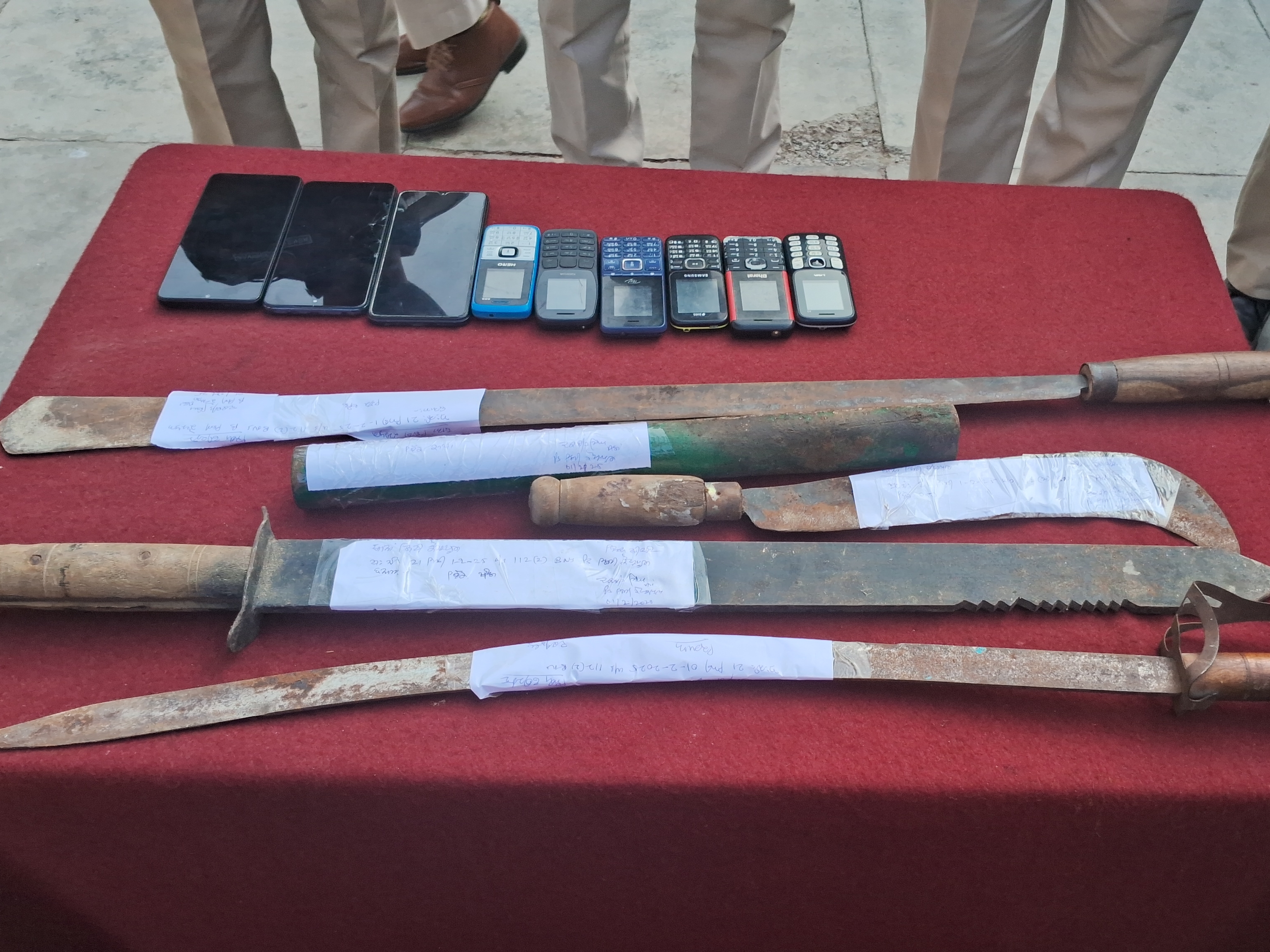 ਹਥਿਆਰਾਂ ਤੋਂ ਹਥਿਆਰਾਂ ਅਤੇ ਮੋਬਾਈਲ ਬਰਾਮਦ ਕੀਤੇ ਗਏ