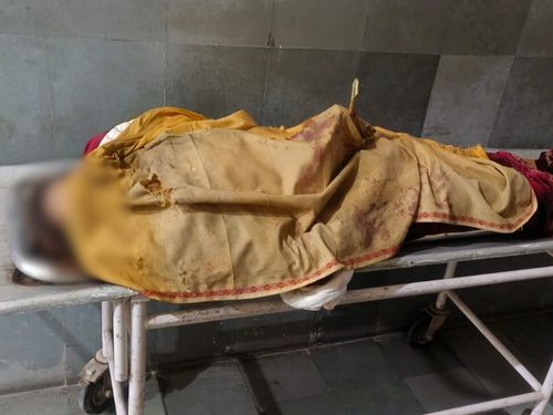 मृत महिला का शव अस्पताल में पड़ी