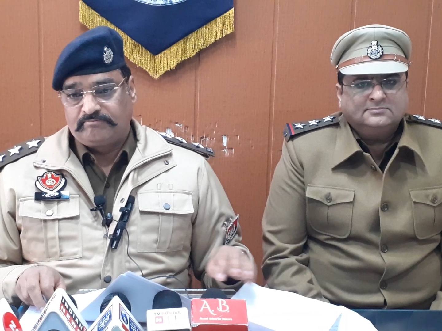 ਡੀਐਸਪੀ ਜਤਿੰਦਰ ਸਿੰਘ ਅਤੇ ਸ਼ੋ ਸਿਟੀ ਇੰਸਪੈਕਟਰ ਮਨੋਜਕ ਕੁਮਾਰ ਸ਼ਰਮਾ ਜਾਣਕਾਰੀ ਦਿੰਦੇ ਹੋਏ