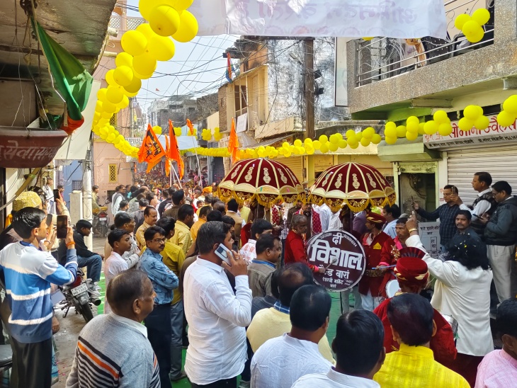 बैंड उपकरणों के साथ धर्म झंडे।