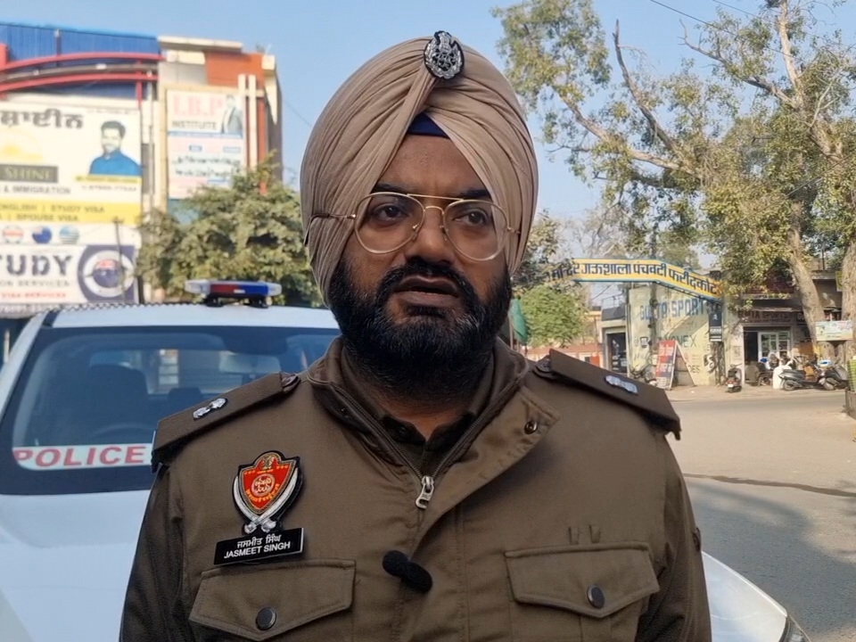ਸਪਾ ਜਸਮੀਤ ਸਿੰਘ ਜਾਣਕਾਰੀ ਦਿੰਦੇ ਹੋਏ