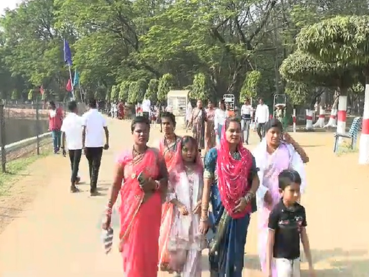 सुबह से रही लोगों की भीड़