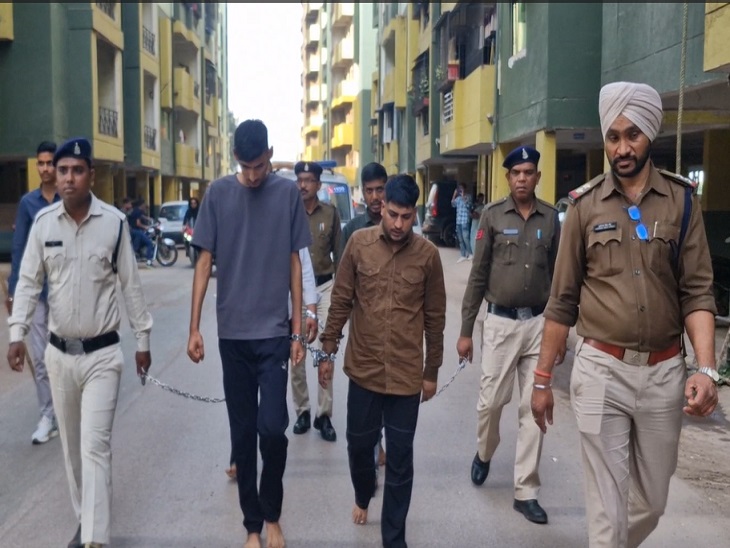 आरोपियों का जुलूस निकालती पुलिस - Dainik Bhaskar