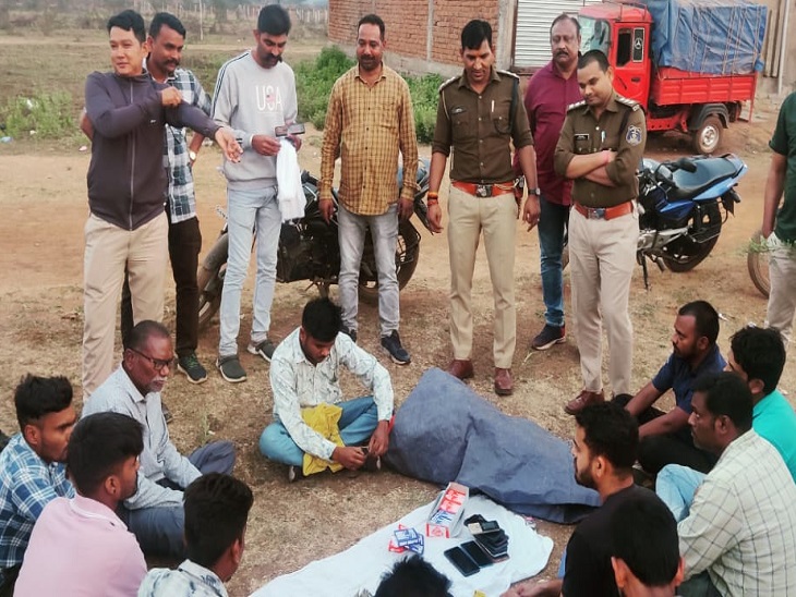 पुलिस की टीम ने जुआ की फड़ में की रेड कार्रवाई - Dainik Bhaskar