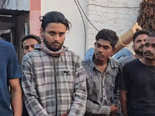 200 पुलिसकर्मियों ने तालपुरी परिजात कॉलोनी में छापेमारी की। लोगों को हिरासत में लिया गया है।
