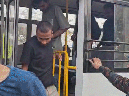 भिलाई में 32 लोगों को पकड़कर थाने लाई पुलिस।