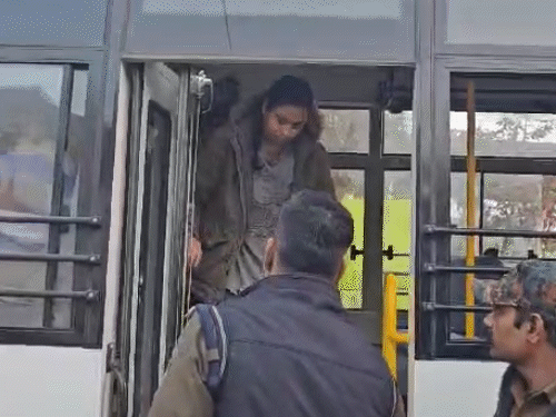 पुलिस की छापेमारी में 4 लड़कियां अपने बॉयफ्रेंड के साथ मिली हैं। नशे के सामान भी मिले हैं। सभी हिरासत में लिया गया है।