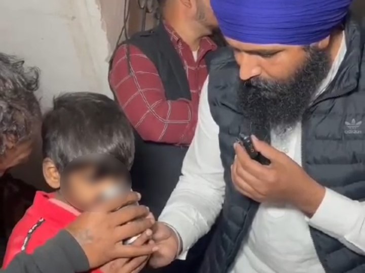 ਬੱਚੇ ਬੱਚੇ ਨੂੰ ਖੁਆਉਂਦੇ ਹਨ