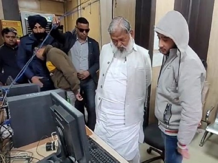 ਅਨਿਲ ਵਿੱਜ ਕਰਮਚਾਰੀਆਂ ਦੀਆਂ ਸ਼ਿਕਾਇਤਾਂ ਬਾਰੇ ਪੁੱਛਗਿੱਛ ਕਰ ਰਿਹਾ ਹੈ.