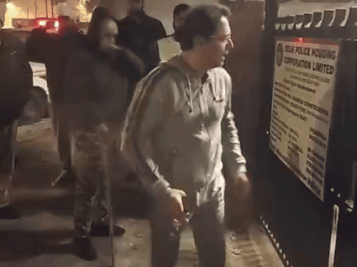 पंजाब के आम आदमी पार्टी के प्रदेश प्रधान और 
कैबिनेट मंत्री अमन अरोड़ा तुगलक थाना के बाहर पुलिस कर्मियों से बहसबाजी करते हुए। - Dainik Bhaskar