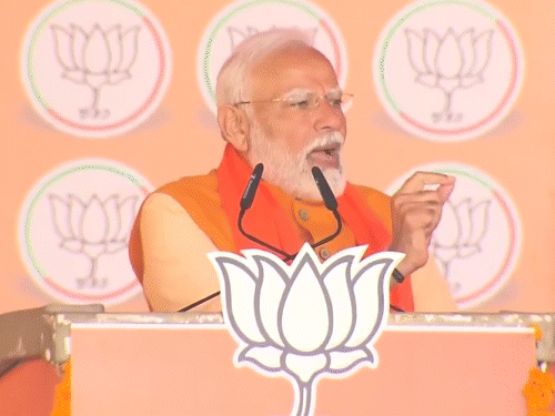 ਪ੍ਰਧਾਨ ਮੰਤਰੀ ਨਰਿੰਦਰ ਮੋਦੀ ਐਤਵਾਰ ਨੂੰ ਦਿੱਲੀ ਵਿੱਚ ਆਰ ਕੇ ਪੁਰਮ ਵਿੱਚ ਪਹੁੰਚੇ. ਦਿੱਲੀ ਵਿਚ ਇਹ ਪ੍ਰਧਾਨ ਮੰਤਰੀ ਦੀ ਤੀਜੀ ਰੈਲੀ ਸੀ. - ਡੈਨਿਕ ਭਾਸਕਰ