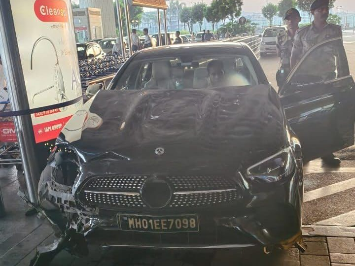 मुंबई एयरपोर्ट पर हादसे के बाद खड़ी मर्सिडीज, इसे  सहार पुलिस ने कब्जे में ले लिया है। - Dainik Bhaskar