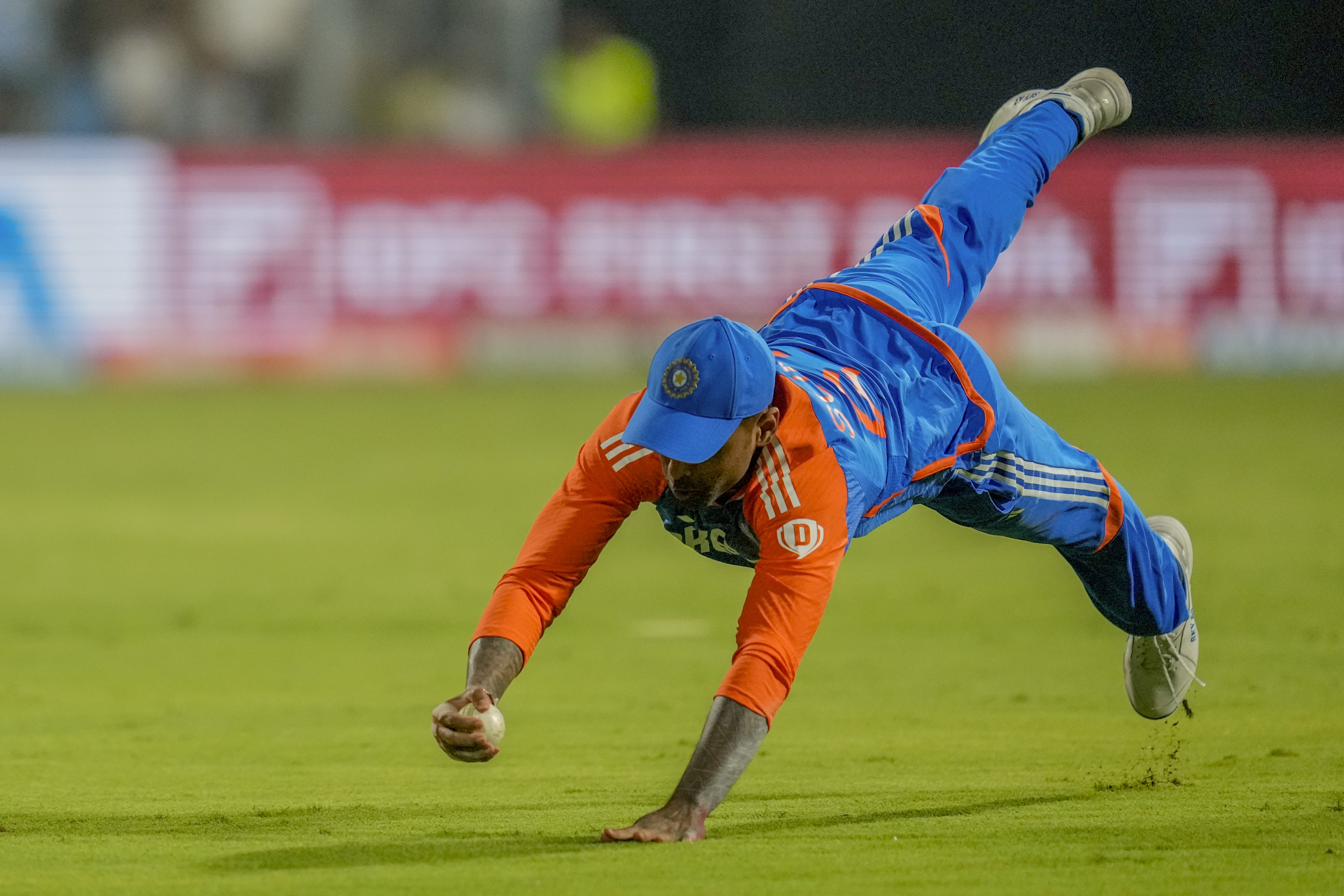 सूर्यकुमार यादव ने डाइव लगाकर बेहतरीन कैच पकड़ा।