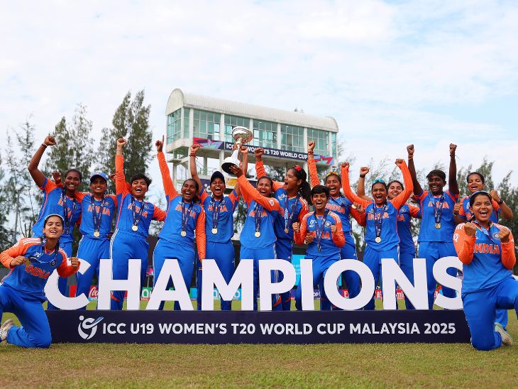 चैंपियन ट्रॉफी के साथ भारतीय टीम। 2023 में हुए पहले टूर्नामेंट को भी भारत ने जीता था।