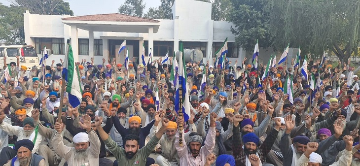 ਮਹਾਂਪਚੇਤ ਨਾਲ ਮੀਟਿੰਗ ਕਰ ਰਹੇ ਕਿਸਾਨ.