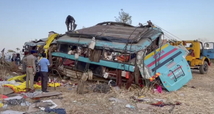 यह तस्वीर हादसे के बाद की है। बस पूरी तरह से क्षतिग्रस्त हो गई।