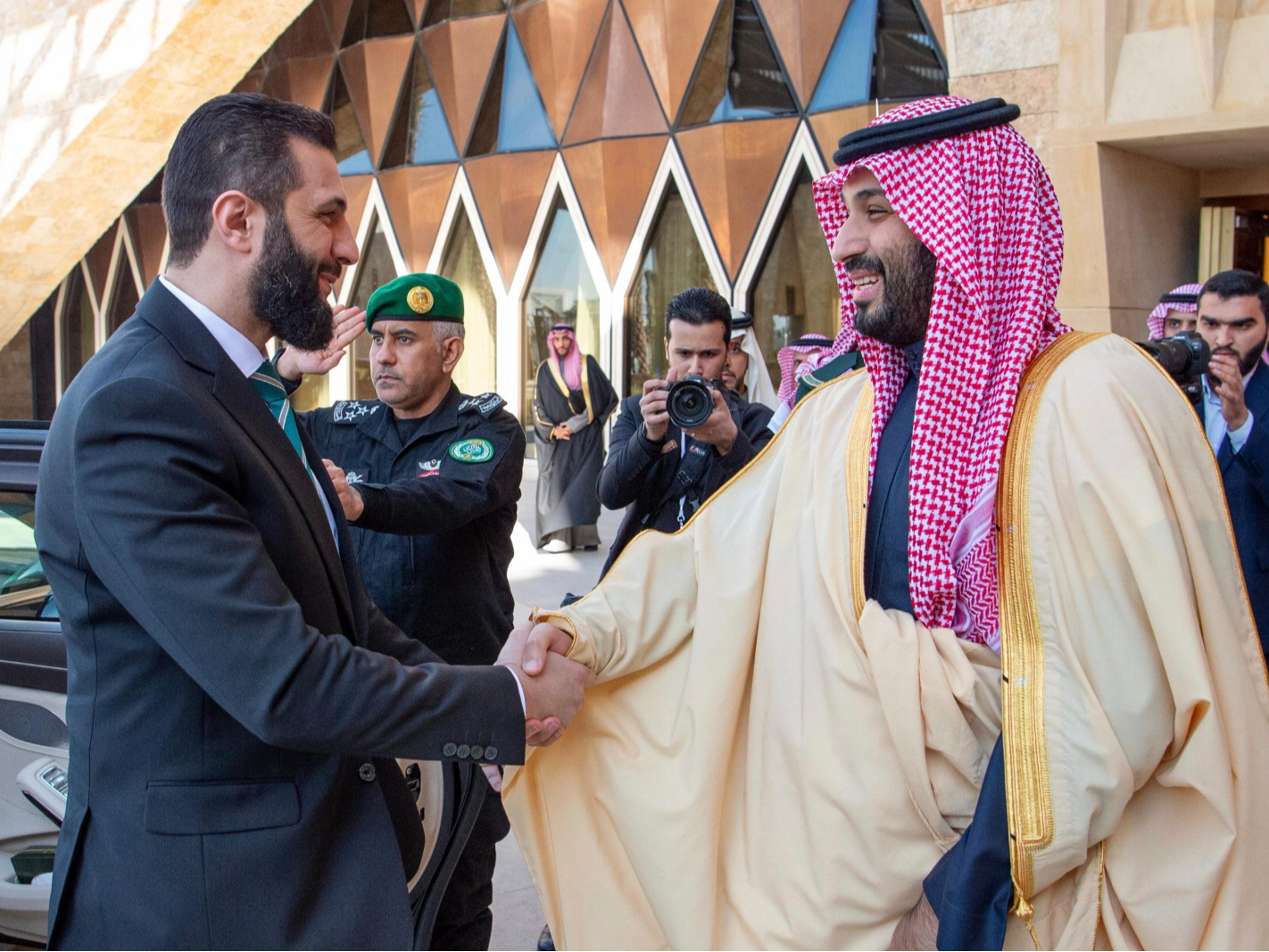 Saudi Crown Prince Mohammed bin Salman welcomed Syria's interim President Ahmed Al-Shra to Riyadh. - Dainik Bhaskar