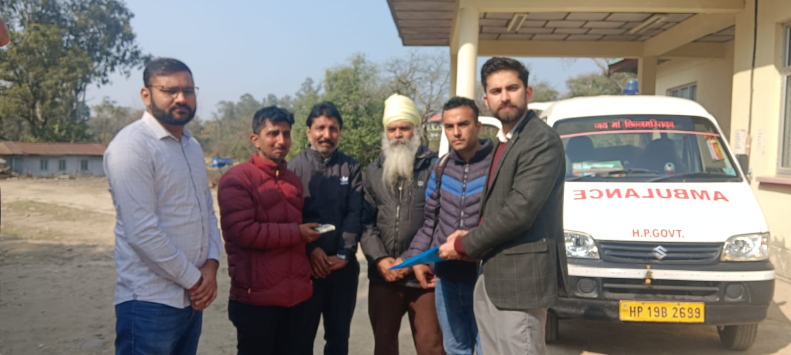 तहसीलदार चिराग शर्मा और एसडीएम सचिन शर्मा महिला के पति को तत्काल सहायता प्रदान करते हैं